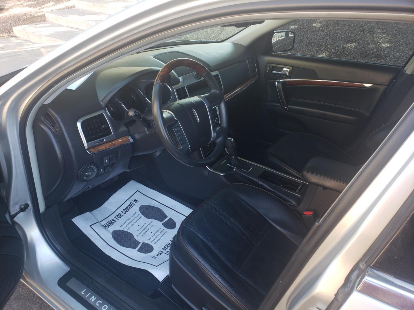 2010 /gray and black Lincoln MKZ base (3LNHL2GCXAR) with an 3.5L V6 DOHC 24V engine, 6-Speed Automatic transmission, located at 323 E Dunlap Ave., Phoenix, AZ, 85020, (602) 331-9000, 33.567677, -112.069000 - Photo#9